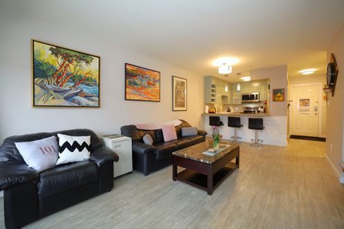 202-703 Gibsons Way, Gibsons, BC, V0N1V9 | Card Image