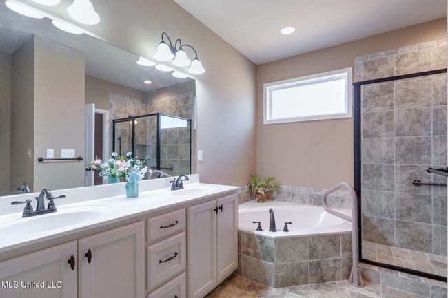 Primary Bathroom | Image 16