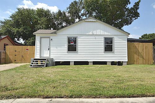 911 Whitaker Ave, Pasadena, TX, 77506-2342 | Card Image
