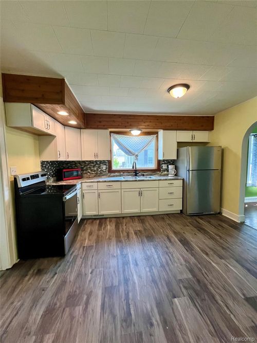 23 S Frank St, Pigeon, MI, 48755-5172 | Card Image