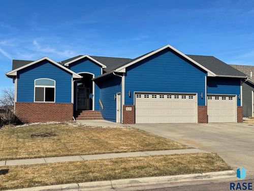 2021 S Haraldson Ave, Sioux Falls, SD, 57106-2611 | Card Image