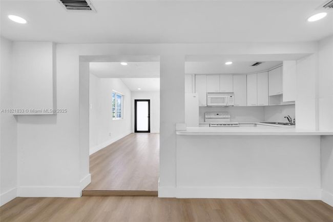 11030 Sw 42 Nd St, House other with 3 bedrooms, 3 bathrooms and null parking in Miami FL | Image 11