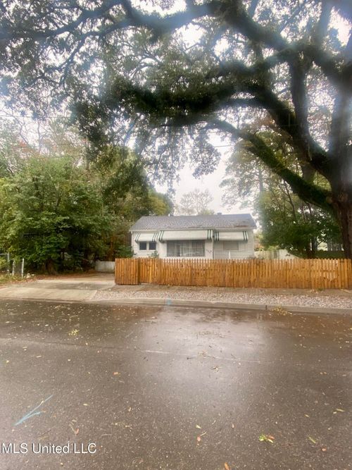 1054 Columbus St, Biloxi, MS, 39530-1929 | Card Image