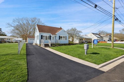 182 Lexington Rd, Shirley, NY, 11967-3212 | Card Image