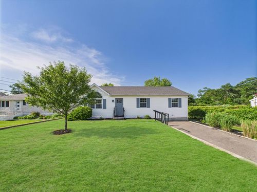 45 Willow St, Riverhead, NY, 11901-5911 | Card Image