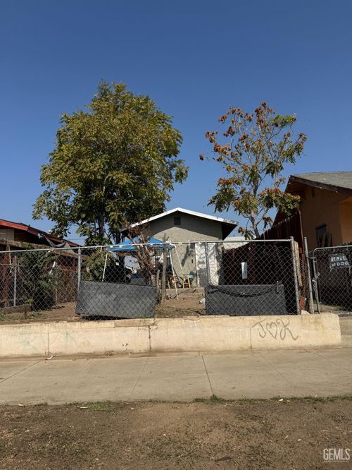 1030 E 19th St, Bakersfield, CA, 93305-5205 | Card Image