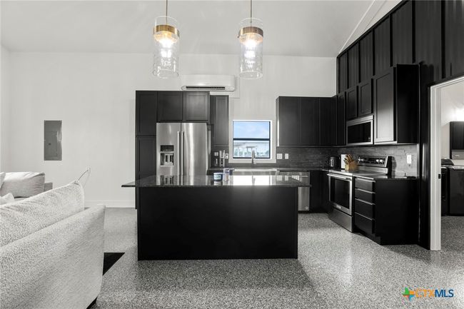 295 Honey Bee Ln, Home with 1 bedrooms, 1 bathrooms and null parking in Rogers TX | Image 5