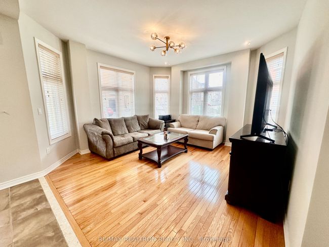 2 Henry Peters Lane, House attached with 3 bedrooms, 3 bathrooms and null parking in Vaughan ON | Image 6