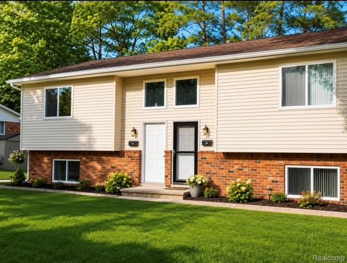 211 Hacker St, Rochester Hills, MI, 48307-2635 | Card Image