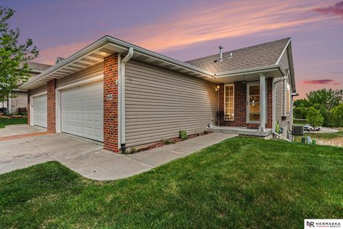 8604 Ridge Hollow Dr, Lincoln, NE, 68526-6086 | Card Image