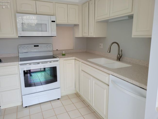 APT-4 - 1110 By The Shores Dr, Condo with 2 bedrooms, 2 bathrooms and 1 parking in Huron OH | Image 6