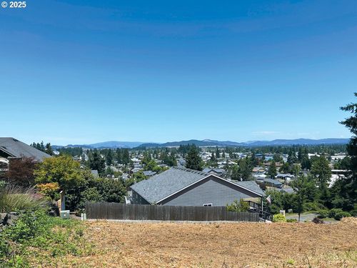 755 Holbrook Ln, Creswell, OR, 97426-7509 | Card Image