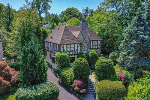 18 Hemlock Rd, Bronxville, NY, 10708-3213 | Card Image