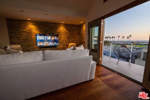 6644 Vista Del Mar, Playa del Rey, CA, 90293-7546 | Card Image