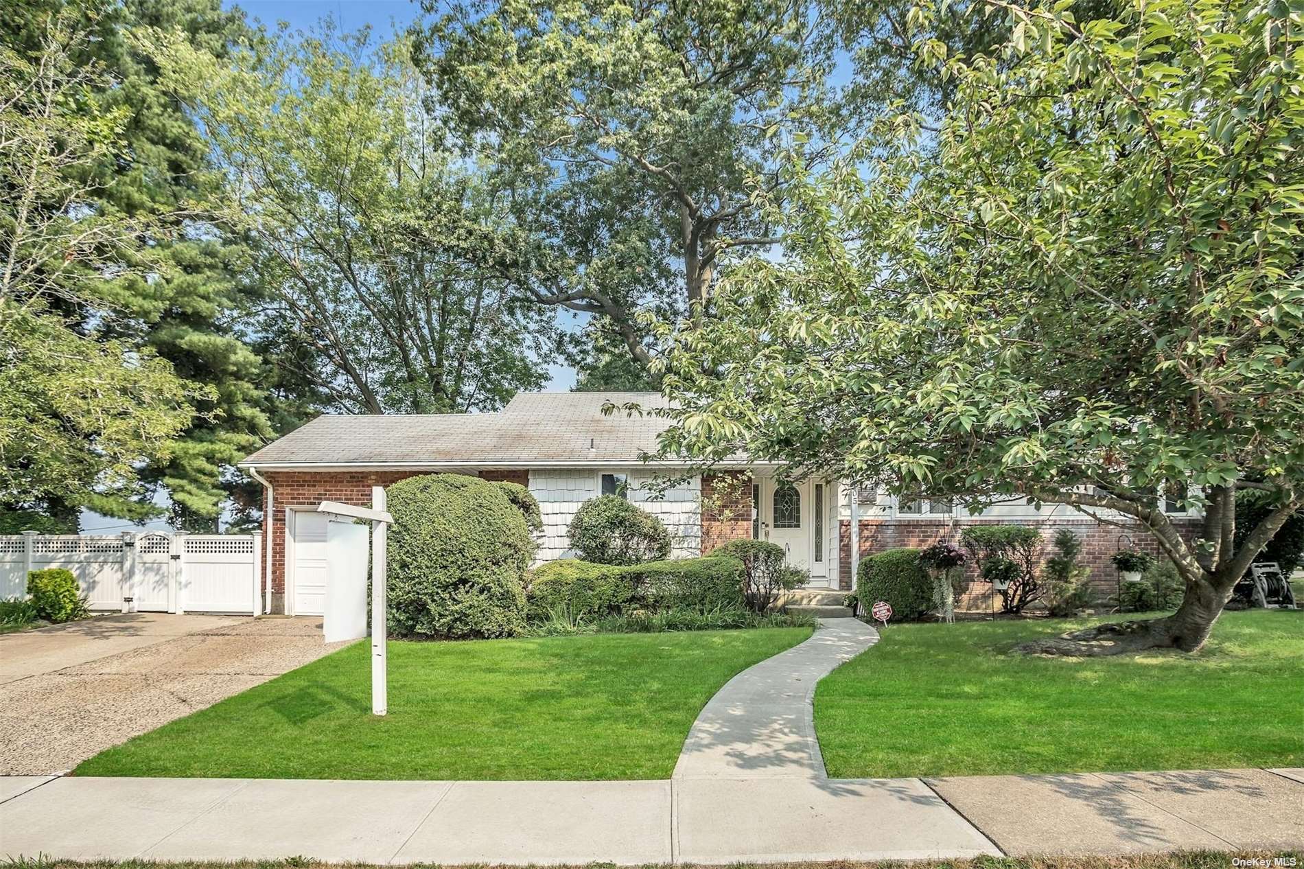 Ira Rd, Syosset, NY 11791
