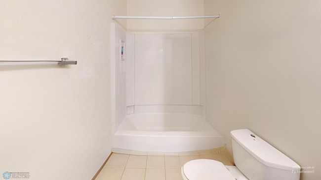 Bathroom-Defurnished | Image 26