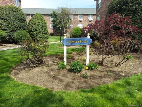 136-30 Daley Pl, Lynbrook, NY, 11563-2207 | Card Image