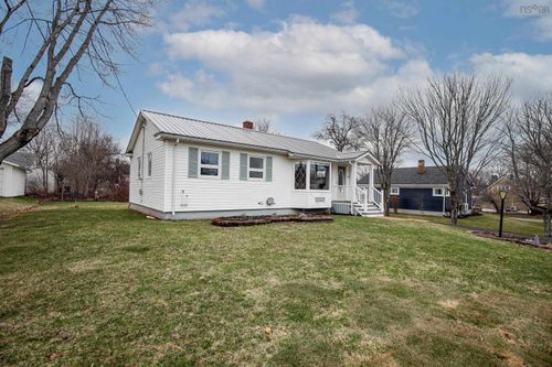 18 Boylston Avenue, Amherst, NS, B4H3X1 | Card Image