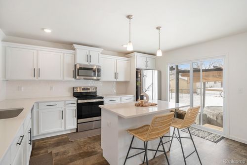 915 Village Dr, Davison, MI, 48423-1051 | Card Image