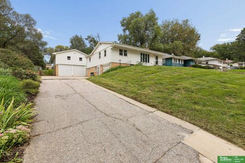 8614 Pinkney St, Omaha, NE, 68134-4863 | Card Image