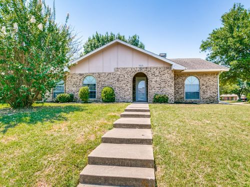 3300 Heritage Ln, Forest Hill, TX, 76140-2526 | Card Image