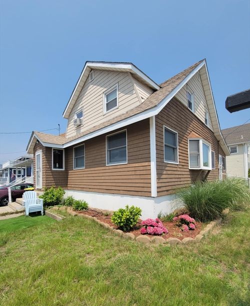 house-2 Arthur St, Hull, MA, 02045-1003 | Card Image