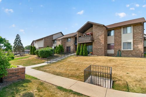 9034 W Lisbon Ave, Milwaukee, WI, 53222-2754 | Card Image