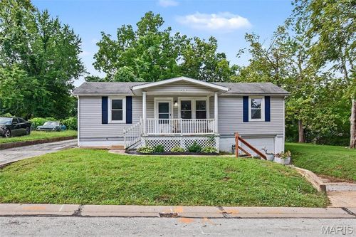 154 Becker Dr, Saint Louis, MO, 63135-1011 | Card Image
