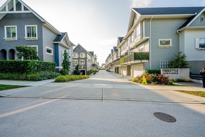 60 - 16678 25 Ave, Townhouse with 3 bedrooms, 2 bathrooms and 2 parking in Surrey BC | Image 2