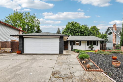 214 Albany Ave, Vacaville, CA, 95687-5704 | Card Image