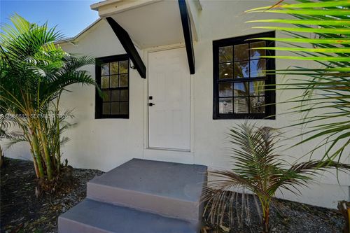 816 Tuscaloosa St, West Palm Beach, FL, 33405-1450 | Card Image