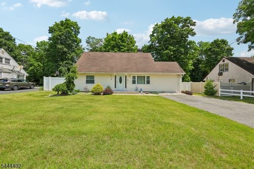35 Spruce Rd, Pompton Lakes, NJ, 07442-2322 | Card Image