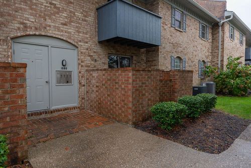 a-1080 Armstrong Mill Rd, Lexington, KY, 40517-3155 | Card Image