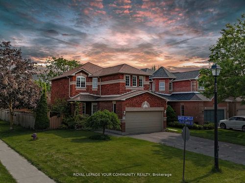 550 Greig Cir, Newmarket, ON, L3Y8S6 | Card Image