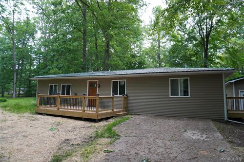631 Pine Dr, Columbiaville, MI, 48421-9733 | Card Image