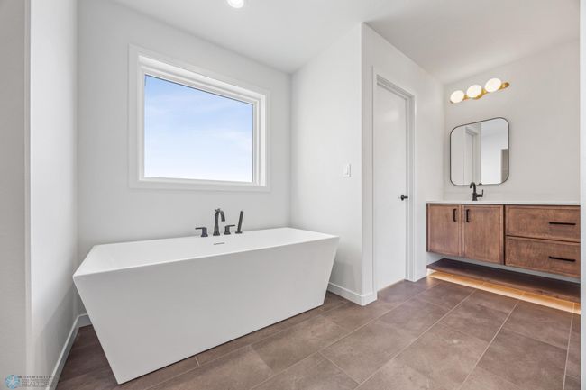 Owner's Private Bath | Image 18