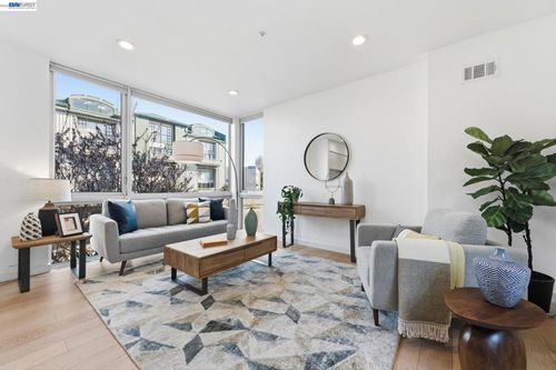 857 W Grand Ave, Oakland, CA, 94607-3453 | Card Image