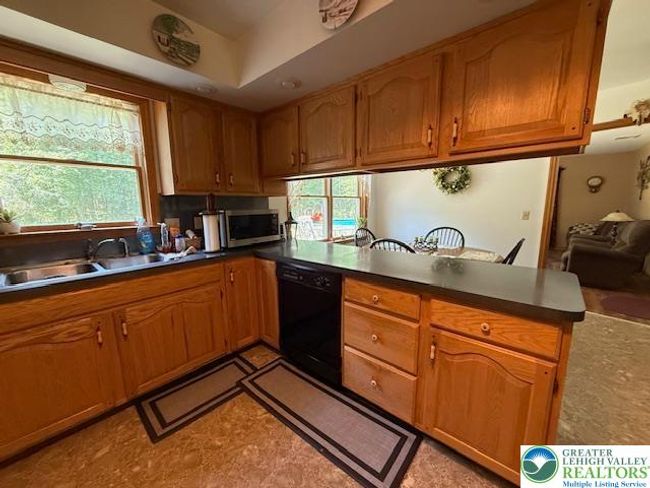 9155 N Loop Rd, House other with 5 bedrooms, 4 bathrooms and null parking in Slatington PA | Image 12