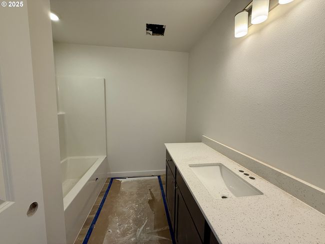 Bathroom-Hall | Image 10