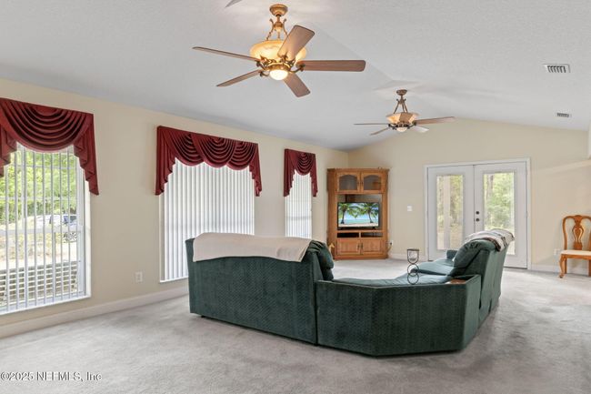 Carpet is pristine. | Image 4