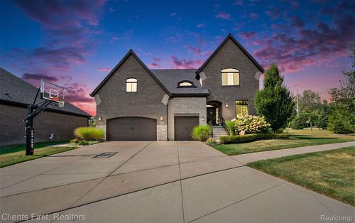 60975 Stonecrest Dr, Washington Twp, MI, 48094-1548 | Card Image