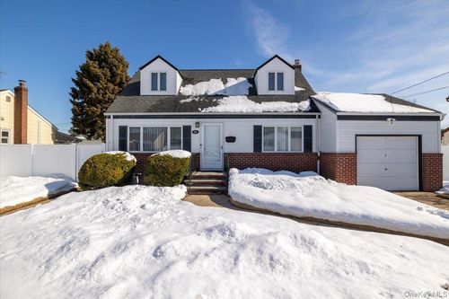 690 N Hamilton Ave, Lindenhurst, NY, 11757-2906 | Card Image