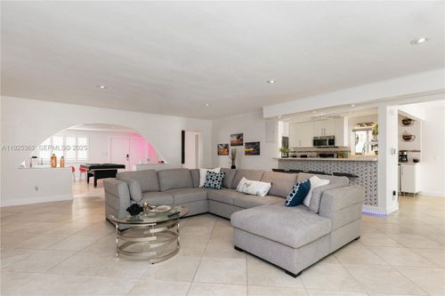 1900 N Victoria Park Rd, Fort Lauderdale, FL, 33305-3216 | Card Image