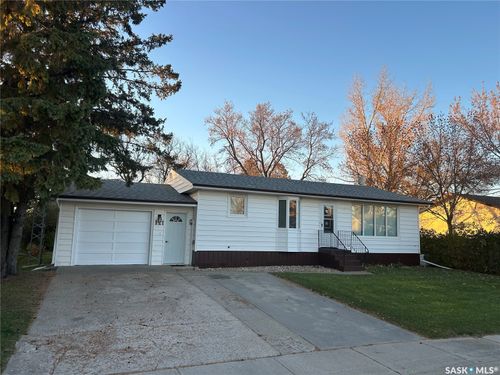 121 Moir Drive, Oxbow, SK, S0C2B0 | Card Image