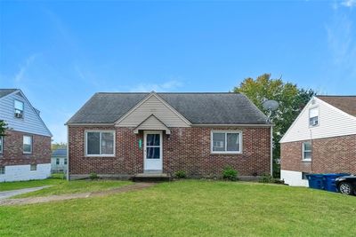 View of front of property featuring a front lawn | Image 1