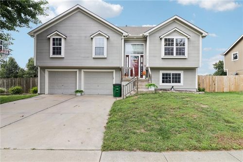 21322 Pin Oak Ln, Peculiar, MO, 64078-9112 | Card Image
