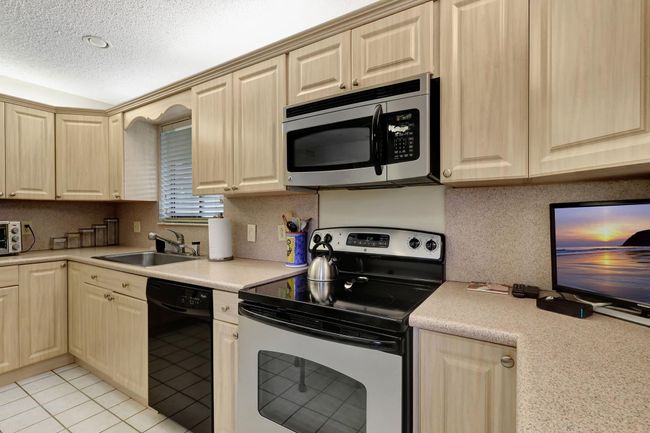 10088 Shadywood Pl, Condo with 2 bedrooms, 2 bathrooms and null parking in Boynton Beach FL | Image 5