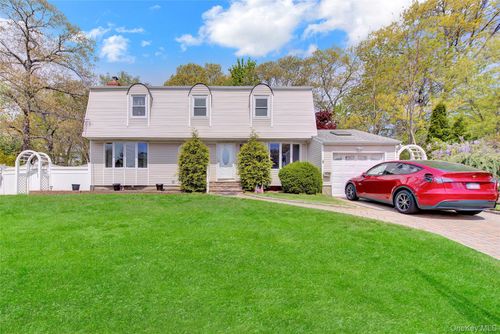 11 Hollo Dr, Holbrook, NY, 11741-1211 | Card Image