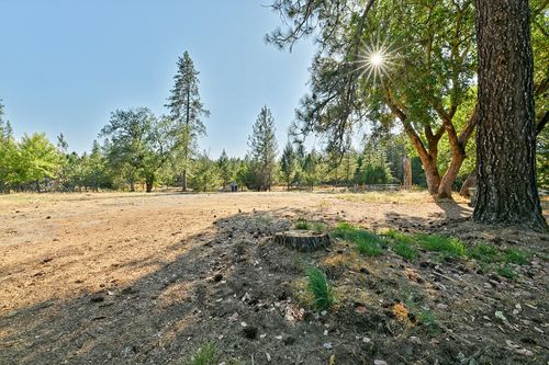 8448 E Evans Creek Rd, Rogue River, OR, 97537-6658 | Card Image