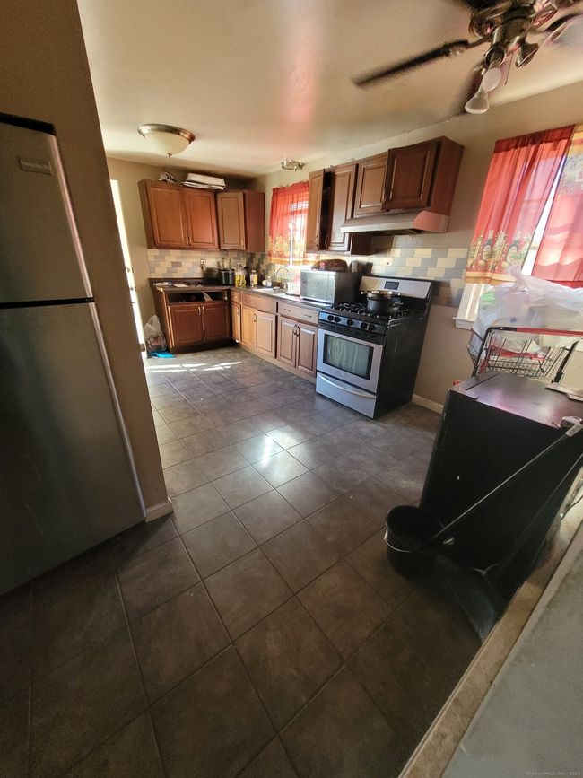 18 Elizabeth Ann Dr, Home with 4 bedrooms, 2 bathrooms and 2 parking in New Haven CT | Image 16